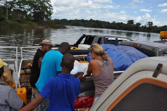 Socializando na travessia do rio Essequibo, à caminho de Lethem, na Guiana